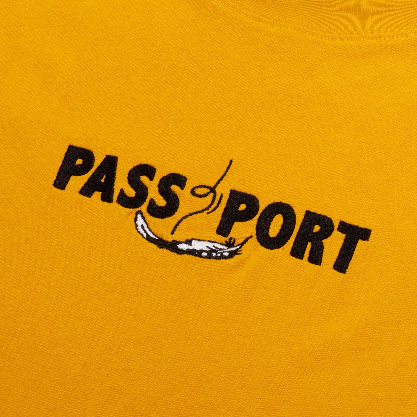 เสื้อยืดปักขนนก PASSPORT - สีทอง